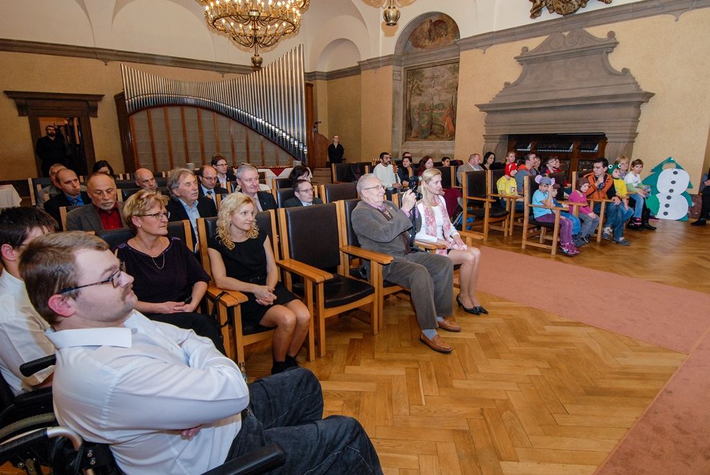 V historických prostorách plzeňské radnice se ve čtvrtek 3. prosince 2015 uskutečnilo předání finančních darů od členů Rotary klubu Plzeň a dalších sponzorů, především firem sídlících v plzeňském regionu. Obdarovanými jsou organizace, které se věnují handicapovaným občanům, pracují s dětmi a pořádají pro ně různé aktivity. Přítomné v obřadní síni přivítala náměstkyně primátora Eva Herinková. „Je mi velkou ctí, že se tak významná záležitost, jakou je předání šeků od Rotary klubu Plzeň, koná právě v těchto prostorách. Chtěla bych Rotary klubu Plzeň jménem svým i za dnešní obdarované poděkovat, že pořádají tyto charitativní akce,“ uvedla náměstkyně, jejíž resort zasahuje i do oblasti sociálních věcí.