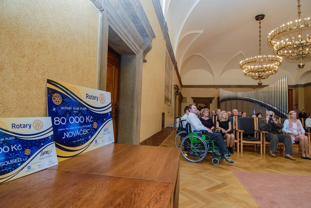 V historických prostorách plzeňské radnice se ve čtvrtek 3. prosince 2015 uskutečnilo předání finančních darů od členů Rotary klubu Plzeň a dalších sponzorů, především firem sídlících v plzeňském regionu. Obdarovanými jsou organizace, které se věnují handicapovaným občanům, pracují s dětmi a pořádají pro ně různé aktivity. Přítomné v obřadní síni přivítala náměstkyně primátora Eva Herinková. „Je mi velkou ctí, že se tak významná záležitost, jakou je předání šeků od Rotary klubu Plzeň, koná právě v těchto prostorách. Chtěla bych Rotary klubu Plzeň jménem svým i za dnešní obdarované poděkovat, že pořádají tyto charitativní akce,“ uvedla náměstkyně, jejíž resort zasahuje i do oblasti sociálních věcí.
