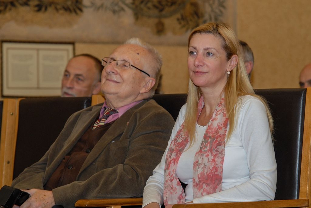 V historických prostorách plzeňské radnice se ve čtvrtek 3. prosince 2015 uskutečnilo předání finančních darů od členů Rotary klubu Plzeň a dalších sponzorů, především firem sídlících v plzeňském regionu. Obdarovanými jsou organizace, které se věnují handicapovaným občanům, pracují s dětmi a pořádají pro ně různé aktivity. Přítomné v obřadní síni přivítala náměstkyně primátora Eva Herinková. „Je mi velkou ctí, že se tak významná záležitost, jakou je předání šeků od Rotary klubu Plzeň, koná právě v těchto prostorách. Chtěla bych Rotary klubu Plzeň jménem svým i za dnešní obdarované poděkovat, že pořádají tyto charitativní akce,“ uvedla náměstkyně, jejíž resort zasahuje i do oblasti sociálních věcí.