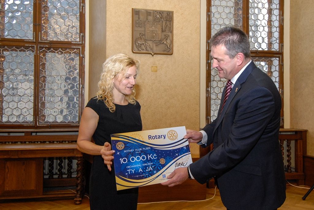 V historických prostorách plzeňské radnice se ve čtvrtek 3. prosince 2015 uskutečnilo předání finančních darů od členů Rotary klubu Plzeň a dalších sponzorů, především firem sídlících v plzeňském regionu. Obdarovanými jsou organizace, které se věnují handicapovaným občanům, pracují s dětmi a pořádají pro ně různé aktivity. Přítomné v obřadní síni přivítala náměstkyně primátora Eva Herinková. „Je mi velkou ctí, že se tak významná záležitost, jakou je předání šeků od Rotary klubu Plzeň, koná právě v těchto prostorách. Chtěla bych Rotary klubu Plzeň jménem svým i za dnešní obdarované poděkovat, že pořádají tyto charitativní akce,“ uvedla náměstkyně, jejíž resort zasahuje i do oblasti sociálních věcí.