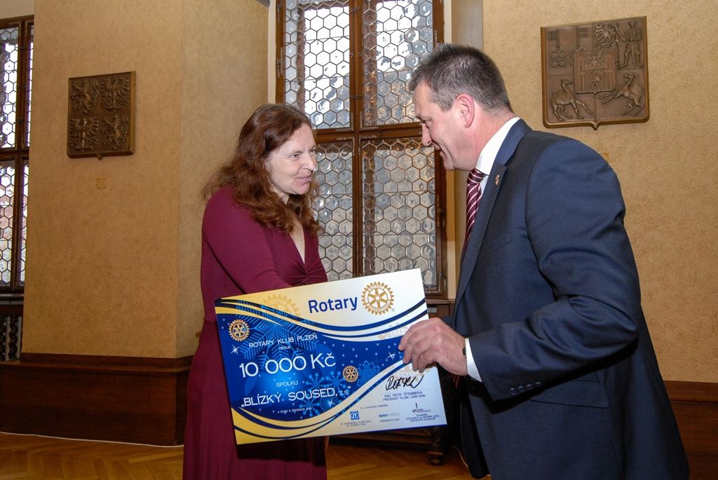 V historických prostorách plzeňské radnice se ve čtvrtek 3. prosince 2015 uskutečnilo předání finančních darů od členů Rotary klubu Plzeň a dalších sponzorů, především firem sídlících v plzeňském regionu. Obdarovanými jsou organizace, které se věnují handicapovaným občanům, pracují s dětmi a pořádají pro ně různé aktivity. Přítomné v obřadní síni přivítala náměstkyně primátora Eva Herinková. „Je mi velkou ctí, že se tak významná záležitost, jakou je předání šeků od Rotary klubu Plzeň, koná právě v těchto prostorách. Chtěla bych Rotary klubu Plzeň jménem svým i za dnešní obdarované poděkovat, že pořádají tyto charitativní akce,“ uvedla náměstkyně, jejíž resort zasahuje i do oblasti sociálních věcí.