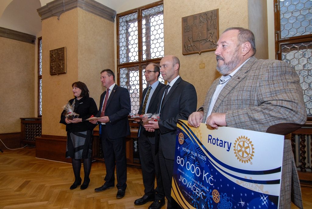V historických prostorách plzeňské radnice se ve čtvrtek 3. prosince 2015 uskutečnilo předání finančních darů od členů Rotary klubu Plzeň a dalších sponzorů, především firem sídlících v plzeňském regionu. Obdarovanými jsou organizace, které se věnují handicapovaným občanům, pracují s dětmi a pořádají pro ně různé aktivity. Přítomné v obřadní síni přivítala náměstkyně primátora Eva Herinková. „Je mi velkou ctí, že se tak významná záležitost, jakou je předání šeků od Rotary klubu Plzeň, koná právě v těchto prostorách. Chtěla bych Rotary klubu Plzeň jménem svým i za dnešní obdarované poděkovat, že pořádají tyto charitativní akce,“ uvedla náměstkyně, jejíž resort zasahuje i do oblasti sociálních věcí.