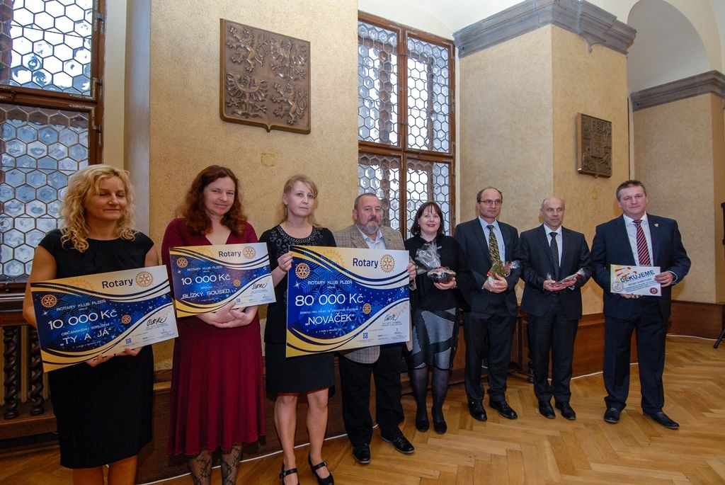V historických prostorách plzeňské radnice se ve čtvrtek 3. prosince 2015 uskutečnilo předání finančních darů od členů Rotary klubu Plzeň a dalších sponzorů, především firem sídlících v plzeňském regionu. Obdarovanými jsou organizace, které se věnují handicapovaným občanům, pracují s dětmi a pořádají pro ně různé aktivity. Přítomné v obřadní síni přivítala náměstkyně primátora Eva Herinková. „Je mi velkou ctí, že se tak významná záležitost, jakou je předání šeků od Rotary klubu Plzeň, koná právě v těchto prostorách. Chtěla bych Rotary klubu Plzeň jménem svým i za dnešní obdarované poděkovat, že pořádají tyto charitativní akce,“ uvedla náměstkyně, jejíž resort zasahuje i do oblasti sociálních věcí.