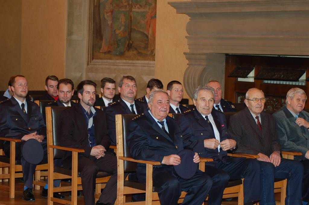 Ocenění za celoživotní obětavou činnost si z rukou primátora převzal osmasedmdesátiletý Antonín Hofmann, jenž slouží u jednotky v Doudlevcích již 61 let, nyní zastává funkci strojníka. U stejné jednotky slouží také sedmašedesátiletý Jan Volf, jenž byl donedávna velitelem sboru a nyní je strojníkem, dobrovolným hasičům věnoval dosud 44 let. Oceněn byl také osmašedesátiletý Pavol Špilák z jednotky sboru Červený Hrádek, i on působí jako strojník a hasičům zasvětil 44 let svého života. Čtvrtým oceněným byl pětašedesátiletý Jindřich Mašek z Jednotky sboru dobrovolných hasičů v Doubravce, velitel družstva, i on je u dobrovolných hasičů 44 let. (foto: 3.12.2015, J. Hrůza)
