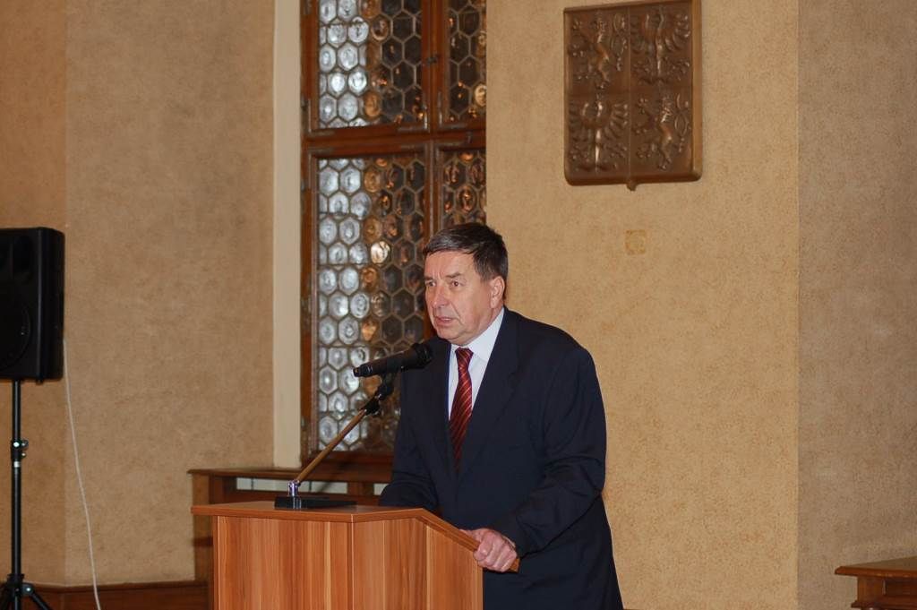 Ocenění za celoživotní obětavou činnost si z rukou primátora převzal osmasedmdesátiletý Antonín Hofmann, jenž slouží u jednotky v Doudlevcích již 61 let, nyní zastává funkci strojníka. U stejné jednotky slouží také sedmašedesátiletý Jan Volf, jenž byl donedávna velitelem sboru a nyní je strojníkem, dobrovolným hasičům věnoval dosud 44 let. Oceněn byl také osmašedesátiletý Pavol Špilák z jednotky sboru Červený Hrádek, i on působí jako strojník a hasičům zasvětil 44 let svého života. Čtvrtým oceněným byl pětašedesátiletý Jindřich Mašek z Jednotky sboru dobrovolných hasičů v Doubravce, velitel družstva, i on je u dobrovolných hasičů 44 let. (foto: 3.12.2015, J. Hrůza)