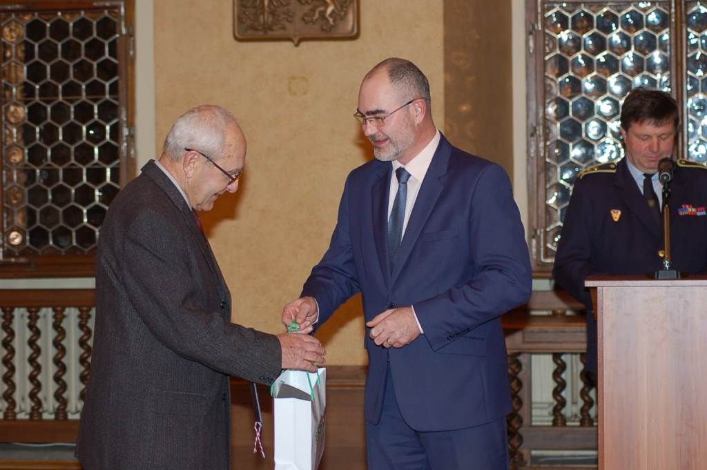 Ocenění za celoživotní obětavou činnost si z rukou primátora převzal osmasedmdesátiletý Antonín Hofmann, jenž slouží u jednotky v Doudlevcích již 61 let, nyní zastává funkci strojníka. U stejné jednotky slouží také sedmašedesátiletý Jan Volf, jenž byl donedávna velitelem sboru a nyní je strojníkem, dobrovolným hasičům věnoval dosud 44 let. Oceněn byl také osmašedesátiletý Pavol Špilák z jednotky sboru Červený Hrádek, i on působí jako strojník a hasičům zasvětil 44 let svého života. Čtvrtým oceněným byl pětašedesátiletý Jindřich Mašek z Jednotky sboru dobrovolných hasičů v Doubravce, velitel družstva, i on je u dobrovolných hasičů 44 let. (foto: 3.12.2015, J. Hrůza)