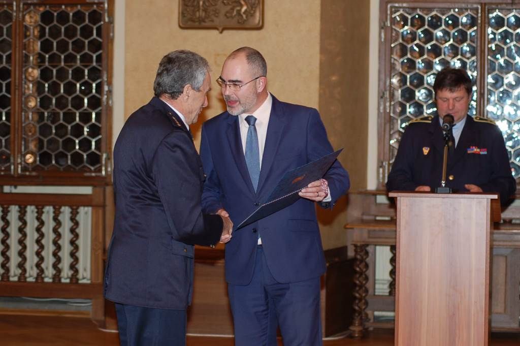 Ocenění za celoživotní obětavou činnost si z rukou primátora převzal osmasedmdesátiletý Antonín Hofmann, jenž slouží u jednotky v Doudlevcích již 61 let, nyní zastává funkci strojníka. U stejné jednotky slouží také sedmašedesátiletý Jan Volf, jenž byl donedávna velitelem sboru a nyní je strojníkem, dobrovolným hasičům věnoval dosud 44 let. Oceněn byl také osmašedesátiletý Pavol Špilák z jednotky sboru Červený Hrádek, i on působí jako strojník a hasičům zasvětil 44 let svého života. Čtvrtým oceněným byl pětašedesátiletý Jindřich Mašek z Jednotky sboru dobrovolných hasičů v Doubravce, velitel družstva, i on je u dobrovolných hasičů 44 let. (foto: 3.12.2015, J. Hrůza)
