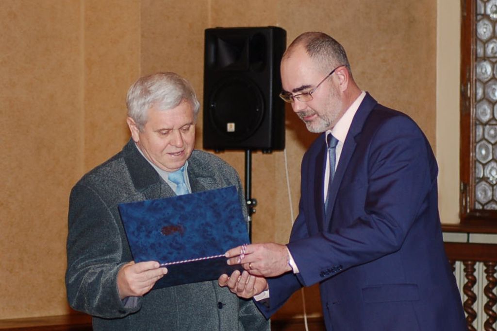 Ocenění za celoživotní obětavou činnost si z rukou primátora převzal osmasedmdesátiletý Antonín Hofmann, jenž slouží u jednotky v Doudlevcích již 61 let, nyní zastává funkci strojníka. U stejné jednotky slouží také sedmašedesátiletý Jan Volf, jenž byl donedávna velitelem sboru a nyní je strojníkem, dobrovolným hasičům věnoval dosud 44 let. Oceněn byl také osmašedesátiletý Pavol Špilák z jednotky sboru Červený Hrádek, i on působí jako strojník a hasičům zasvětil 44 let svého života. Čtvrtým oceněným byl pětašedesátiletý Jindřich Mašek z Jednotky sboru dobrovolných hasičů v Doubravce, velitel družstva, i on je u dobrovolných hasičů 44 let. (foto: 3.12.2015, J. Hrůza)