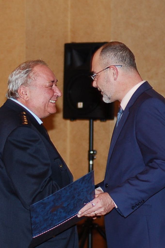 Ocenění za celoživotní obětavou činnost si z rukou primátora převzal osmasedmdesátiletý Antonín Hofmann, jenž slouží u jednotky v Doudlevcích již 61 let, nyní zastává funkci strojníka. U stejné jednotky slouží také sedmašedesátiletý Jan Volf, jenž byl donedávna velitelem sboru a nyní je strojníkem, dobrovolným hasičům věnoval dosud 44 let. Oceněn byl také osmašedesátiletý Pavol Špilák z jednotky sboru Červený Hrádek, i on působí jako strojník a hasičům zasvětil 44 let svého života. Čtvrtým oceněným byl pětašedesátiletý Jindřich Mašek z Jednotky sboru dobrovolných hasičů v Doubravce, velitel družstva, i on je u dobrovolných hasičů 44 let. (foto: 3.12.2015, J. Hrůza)