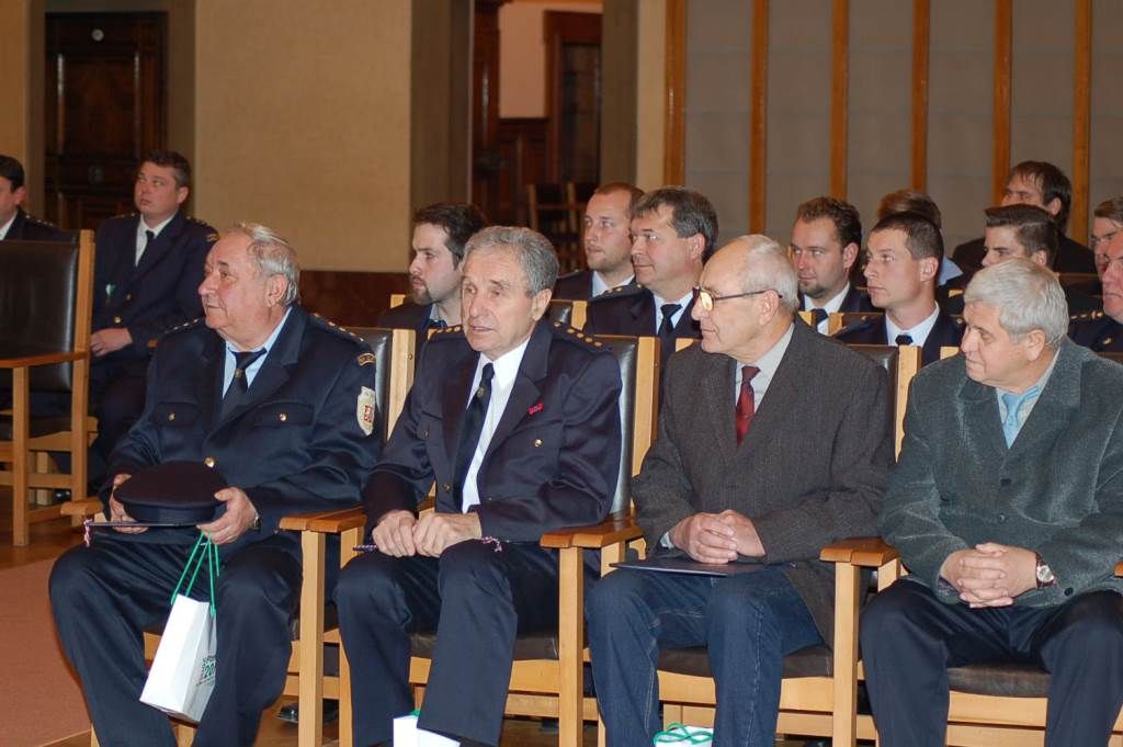 Ocenění za celoživotní obětavou činnost si z rukou primátora převzal osmasedmdesátiletý Antonín Hofmann, jenž slouží u jednotky v Doudlevcích již 61 let, nyní zastává funkci strojníka. U stejné jednotky slouží také sedmašedesátiletý Jan Volf, jenž byl donedávna velitelem sboru a nyní je strojníkem, dobrovolným hasičům věnoval dosud 44 let. Oceněn byl také osmašedesátiletý Pavol Špilák z jednotky sboru Červený Hrádek, i on působí jako strojník a hasičům zasvětil 44 let svého života. Čtvrtým oceněným byl pětašedesátiletý Jindřich Mašek z Jednotky sboru dobrovolných hasičů v Doubravce, velitel družstva, i on je u dobrovolných hasičů 44 let. (foto: 3.12.2015, J. Hrůza)