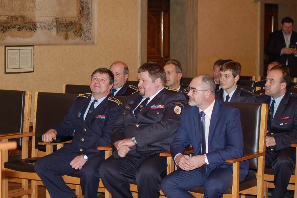 Ocenění za celoživotní obětavou činnost si z rukou primátora převzal osmasedmdesátiletý Antonín Hofmann, jenž slouží u jednotky v Doudlevcích již 61 let, nyní zastává funkci strojníka. U stejné jednotky slouží také sedmašedesátiletý Jan Volf, jenž byl donedávna velitelem sboru a nyní je strojníkem, dobrovolným hasičům věnoval dosud 44 let. Oceněn byl také osmašedesátiletý Pavol Špilák z jednotky sboru Červený Hrádek, i on působí jako strojník a hasičům zasvětil 44 let svého života. Čtvrtým oceněným byl pětašedesátiletý Jindřich Mašek z Jednotky sboru dobrovolných hasičů v Doubravce, velitel družstva, i on je u dobrovolných hasičů 44 let. (foto: 3.12.2015, J. Hrůza)