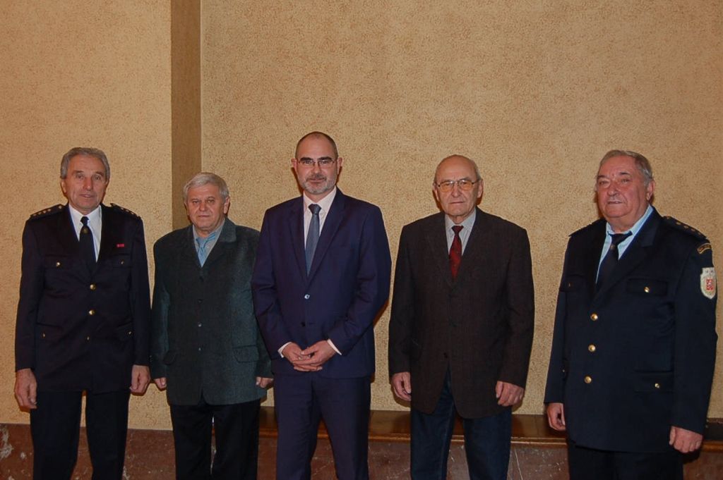 Ocenění za celoživotní obětavou činnost si z rukou primátora převzal osmasedmdesátiletý Antonín Hofmann, jenž slouží u jednotky v Doudlevcích již 61 let, nyní zastává funkci strojníka. U stejné jednotky slouží také sedmašedesátiletý Jan Volf, jenž byl donedávna velitelem sboru a nyní je strojníkem, dobrovolným hasičům věnoval dosud 44 let. Oceněn byl také osmašedesátiletý Pavol Špilák z jednotky sboru Červený Hrádek, i on působí jako strojník a hasičům zasvětil 44 let svého života. Čtvrtým oceněným byl pětašedesátiletý Jindřich Mašek z Jednotky sboru dobrovolných hasičů v Doubravce, velitel družstva, i on je u dobrovolných hasičů 44 let. (foto: 3.12.2015, J. Hrůza)