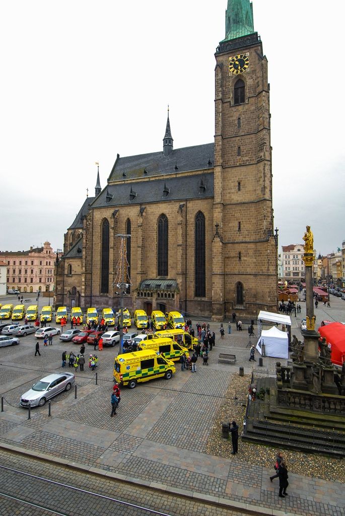 Celkem 21 nových sanitních vozů za necelých 80 milionů korun představila na náměstí Republiky Zdravotnická záchranná služba Plzeňského kraje. Ta pravidelně mění svůj vozový park včetně zdravotnického vybavení, aby zajistila kvalitní a dostupnou péči občanům. Nové sanitky představují její dosud největší obnovu. Na zakoupení vozidel přispěla Evropská unie částkou 61 milionů korun, slavnostního předvedení se zúčastnili primátor města Martin Zrzavecký a zástupci Plzeňského kraje. (foto: 9. 12. 2015)