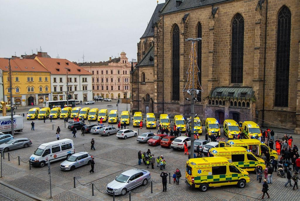 Celkem 21 nových sanitních vozů za necelých 80 milionů korun představila na náměstí Republiky Zdravotnická záchranná služba Plzeňského kraje. Ta pravidelně mění svůj vozový park včetně zdravotnického vybavení, aby zajistila kvalitní a dostupnou péči občanům. Nové sanitky představují její dosud největší obnovu. Na zakoupení vozidel přispěla Evropská unie částkou 61 milionů korun, slavnostního předvedení se zúčastnili primátor města Martin Zrzavecký a zástupci Plzeňského kraje. (foto: 9. 12. 2015)