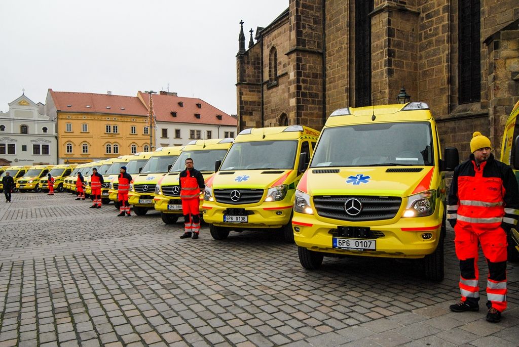Celkem 21 nových sanitních vozů za necelých 80 milionů korun představila na náměstí Republiky Zdravotnická záchranná služba Plzeňského kraje. Ta pravidelně mění svůj vozový park včetně zdravotnického vybavení, aby zajistila kvalitní a dostupnou péči občanům. Nové sanitky představují její dosud největší obnovu. Na zakoupení vozidel přispěla Evropská unie částkou 61 milionů korun, slavnostního předvedení se zúčastnili primátor města Martin Zrzavecký a zástupci Plzeňského kraje. (foto: 9. 12. 2015)