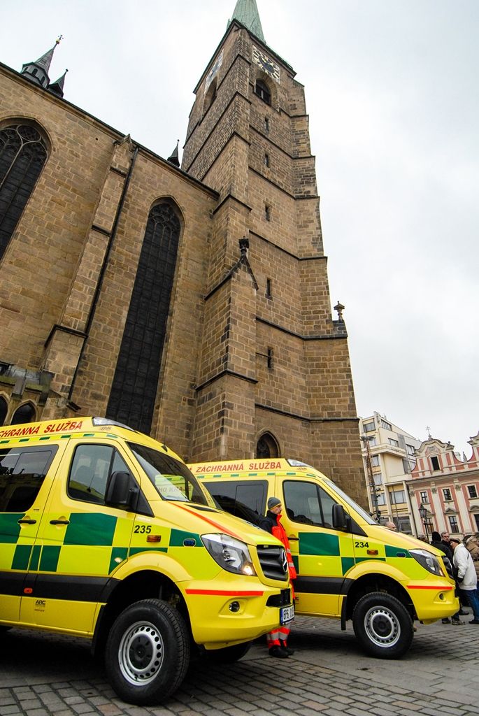 Celkem 21 nových sanitních vozů za necelých 80 milionů korun představila na náměstí Republiky Zdravotnická záchranná služba Plzeňského kraje. Ta pravidelně mění svůj vozový park včetně zdravotnického vybavení, aby zajistila kvalitní a dostupnou péči občanům. Nové sanitky představují její dosud největší obnovu. Na zakoupení vozidel přispěla Evropská unie částkou 61 milionů korun, slavnostního předvedení se zúčastnili primátor města Martin Zrzavecký a zástupci Plzeňského kraje. (foto: 9. 12. 2015)