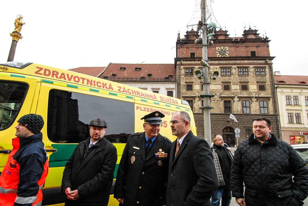 Celkem 21 nových sanitních vozů za necelých 80 milionů korun představila na náměstí Republiky Zdravotnická záchranná služba Plzeňského kraje. Ta pravidelně mění svůj vozový park včetně zdravotnického vybavení, aby zajistila kvalitní a dostupnou péči občanům. Nové sanitky představují její dosud největší obnovu. Na zakoupení vozidel přispěla Evropská unie částkou 61 milionů korun, slavnostního předvedení se zúčastnili primátor města Martin Zrzavecký a zástupci Plzeňského kraje. (foto: 9. 12. 2015)