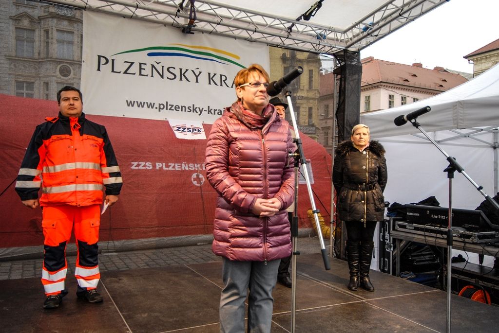 Celkem 21 nových sanitních vozů za necelých 80 milionů korun představila na náměstí Republiky Zdravotnická záchranná služba Plzeňského kraje. Ta pravidelně mění svůj vozový park včetně zdravotnického vybavení, aby zajistila kvalitní a dostupnou péči občanům. Nové sanitky představují její dosud největší obnovu. Na zakoupení vozidel přispěla Evropská unie částkou 61 milionů korun, slavnostního předvedení se zúčastnili primátor města Martin Zrzavecký a zástupci Plzeňského kraje. (foto: 9. 12. 2015)