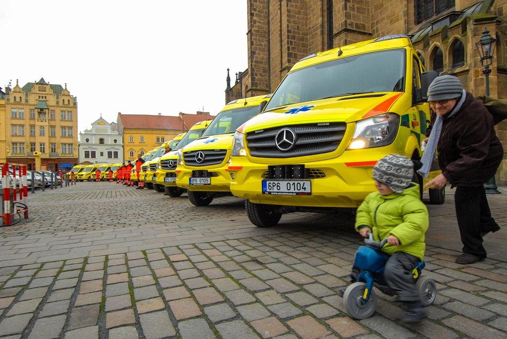 Celkem 21 nových sanitních vozů za necelých 80 milionů korun představila na náměstí Republiky Zdravotnická záchranná služba Plzeňského kraje. Ta pravidelně mění svůj vozový park včetně zdravotnického vybavení, aby zajistila kvalitní a dostupnou péči občanům. Nové sanitky představují její dosud největší obnovu. Na zakoupení vozidel přispěla Evropská unie částkou 61 milionů korun, slavnostního předvedení se zúčastnili primátor města Martin Zrzavecký a zástupci Plzeňského kraje. (foto: 9. 12. 2015)