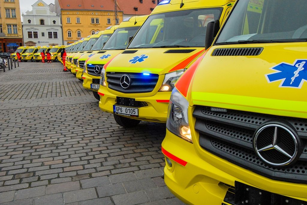 Celkem 21 nových sanitních vozů za necelých 80 milionů korun představila na náměstí Republiky Zdravotnická záchranná služba Plzeňského kraje. Ta pravidelně mění svůj vozový park včetně zdravotnického vybavení, aby zajistila kvalitní a dostupnou péči občanům. Nové sanitky představují její dosud největší obnovu. Na zakoupení vozidel přispěla Evropská unie částkou 61 milionů korun, slavnostního předvedení se zúčastnili primátor města Martin Zrzavecký a zástupci Plzeňského kraje. (foto: 9. 12. 2015)
