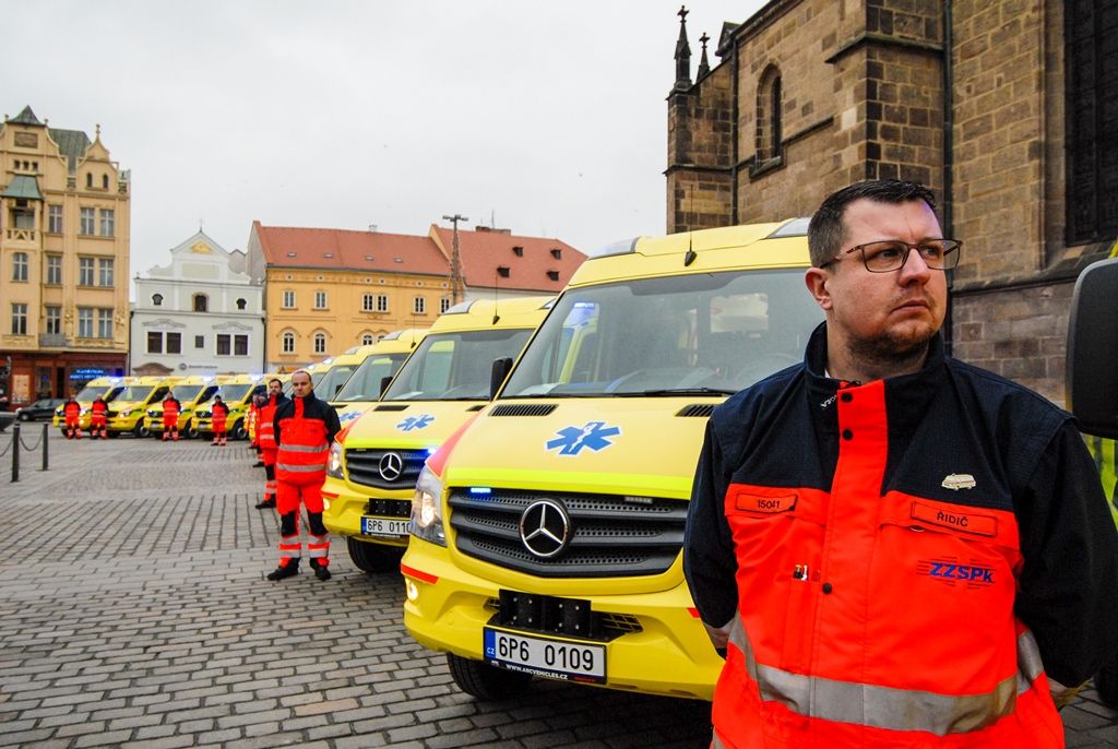 Celkem 21 nových sanitních vozů za necelých 80 milionů korun představila na náměstí Republiky Zdravotnická záchranná služba Plzeňského kraje. Ta pravidelně mění svůj vozový park včetně zdravotnického vybavení, aby zajistila kvalitní a dostupnou péči občanům. Nové sanitky představují její dosud největší obnovu. Na zakoupení vozidel přispěla Evropská unie částkou 61 milionů korun, slavnostního předvedení se zúčastnili primátor města Martin Zrzavecký a zástupci Plzeňského kraje. (foto: 9. 12. 2015)