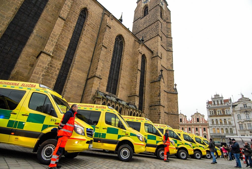 Celkem 21 nových sanitních vozů za necelých 80 milionů korun představila na náměstí Republiky Zdravotnická záchranná služba Plzeňského kraje. Ta pravidelně mění svůj vozový park včetně zdravotnického vybavení, aby zajistila kvalitní a dostupnou péči občanům. Nové sanitky představují její dosud největší obnovu. Na zakoupení vozidel přispěla Evropská unie částkou 61 milionů korun, slavnostního předvedení se zúčastnili primátor města Martin Zrzavecký a zástupci Plzeňského kraje. (foto: 9. 12. 2015)
