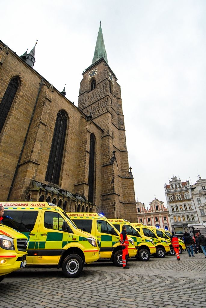 Celkem 21 nových sanitních vozů za necelých 80 milionů korun představila na náměstí Republiky Zdravotnická záchranná služba Plzeňského kraje. Ta pravidelně mění svůj vozový park včetně zdravotnického vybavení, aby zajistila kvalitní a dostupnou péči občanům. Nové sanitky představují její dosud největší obnovu. Na zakoupení vozidel přispěla Evropská unie částkou 61 milionů korun, slavnostního předvedení se zúčastnili primátor města Martin Zrzavecký a zástupci Plzeňského kraje. (foto: 9. 12. 2015)