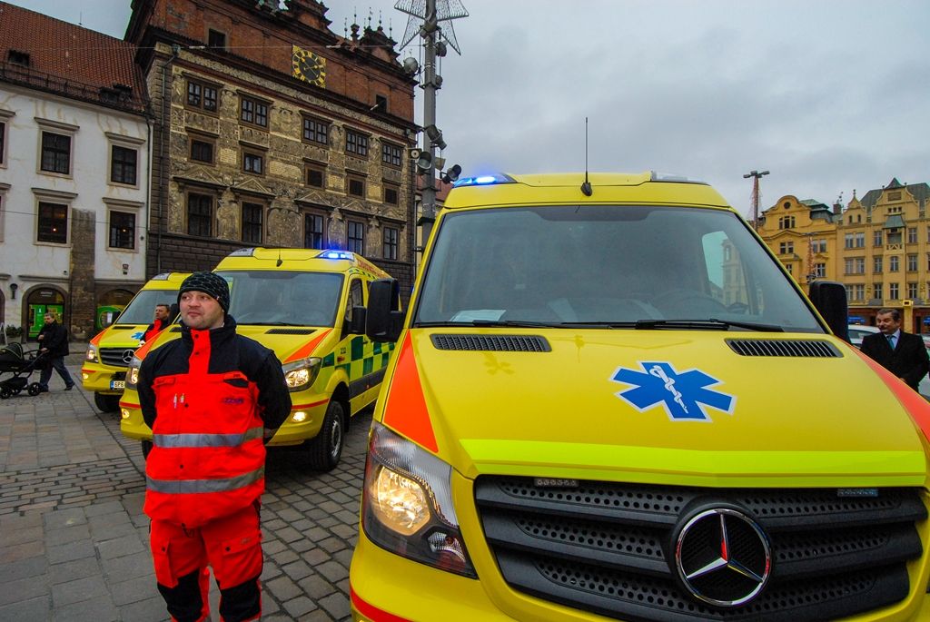 Celkem 21 nových sanitních vozů za necelých 80 milionů korun představila na náměstí Republiky Zdravotnická záchranná služba Plzeňského kraje. Ta pravidelně mění svůj vozový park včetně zdravotnického vybavení, aby zajistila kvalitní a dostupnou péči občanům. Nové sanitky představují její dosud největší obnovu. Na zakoupení vozidel přispěla Evropská unie částkou 61 milionů korun, slavnostního předvedení se zúčastnili primátor města Martin Zrzavecký a zástupci Plzeňského kraje. (foto: 9. 12. 2015)