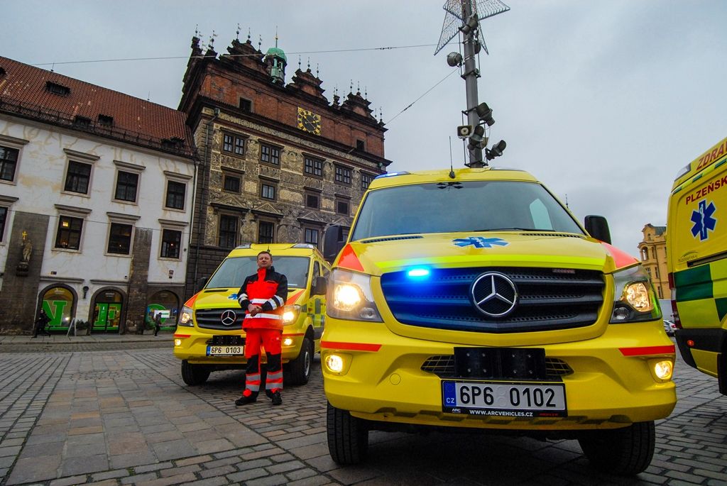 Celkem 21 nových sanitních vozů za necelých 80 milionů korun představila na náměstí Republiky Zdravotnická záchranná služba Plzeňského kraje. Ta pravidelně mění svůj vozový park včetně zdravotnického vybavení, aby zajistila kvalitní a dostupnou péči občanům. Nové sanitky představují její dosud největší obnovu. Na zakoupení vozidel přispěla Evropská unie částkou 61 milionů korun, slavnostního předvedení se zúčastnili primátor města Martin Zrzavecký a zástupci Plzeňského kraje. (foto: 9. 12. 2015)