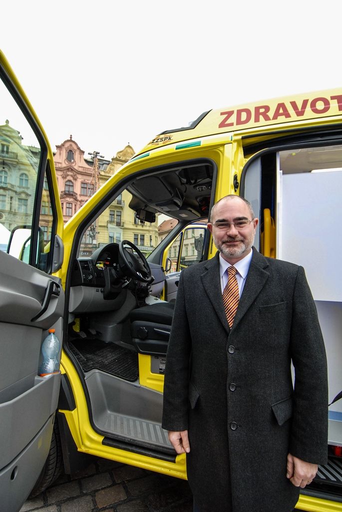 Celkem 21 nových sanitních vozů za necelých 80 milionů korun představila na náměstí Republiky Zdravotnická záchranná služba Plzeňského kraje. Ta pravidelně mění svůj vozový park včetně zdravotnického vybavení, aby zajistila kvalitní a dostupnou péči občanům. Nové sanitky představují její dosud největší obnovu. Na zakoupení vozidel přispěla Evropská unie částkou 61 milionů korun, slavnostního předvedení se zúčastnili primátor města Martin Zrzavecký a zástupci Plzeňského kraje. (foto: 9. 12. 2015)