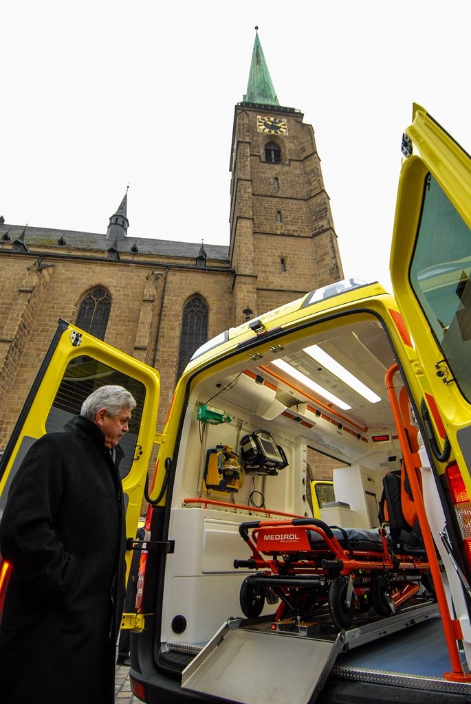 Celkem 21 nových sanitních vozů za necelých 80 milionů korun představila na náměstí Republiky Zdravotnická záchranná služba Plzeňského kraje. Ta pravidelně mění svůj vozový park včetně zdravotnického vybavení, aby zajistila kvalitní a dostupnou péči občanům. Nové sanitky představují její dosud největší obnovu. Na zakoupení vozidel přispěla Evropská unie částkou 61 milionů korun, slavnostního předvedení se zúčastnili primátor města Martin Zrzavecký a zástupci Plzeňského kraje. (foto: 9. 12. 2015)