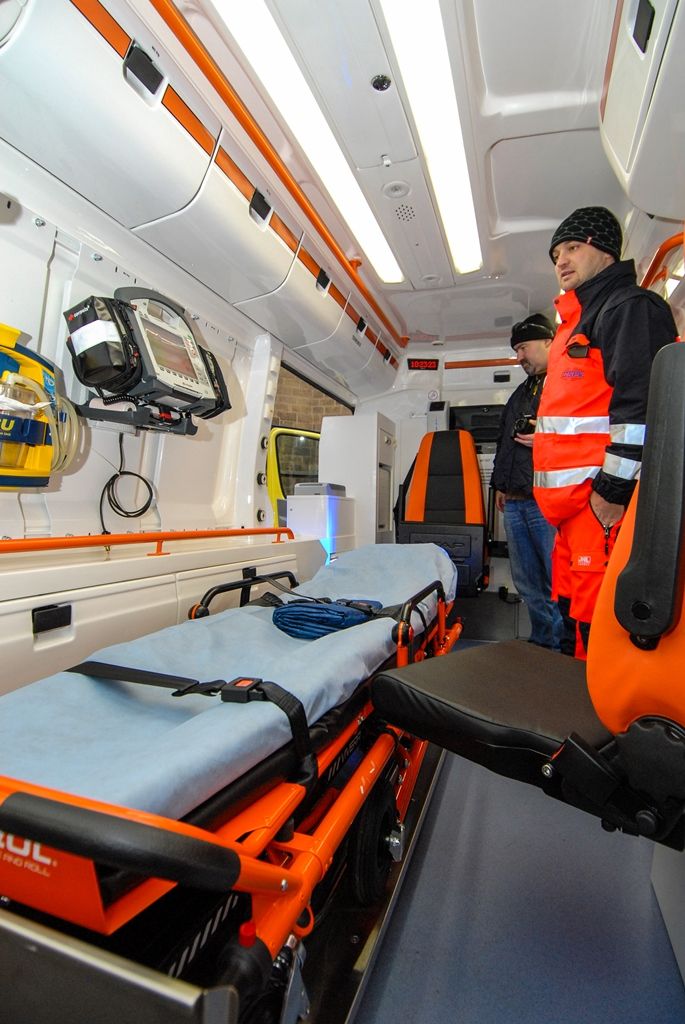 Celkem 21 nových sanitních vozů za necelých 80 milionů korun představila na náměstí Republiky Zdravotnická záchranná služba Plzeňského kraje. Ta pravidelně mění svůj vozový park včetně zdravotnického vybavení, aby zajistila kvalitní a dostupnou péči občanům. Nové sanitky představují její dosud největší obnovu. Na zakoupení vozidel přispěla Evropská unie částkou 61 milionů korun, slavnostního předvedení se zúčastnili primátor města Martin Zrzavecký a zástupci Plzeňského kraje. (foto: 9. 12. 2015)
