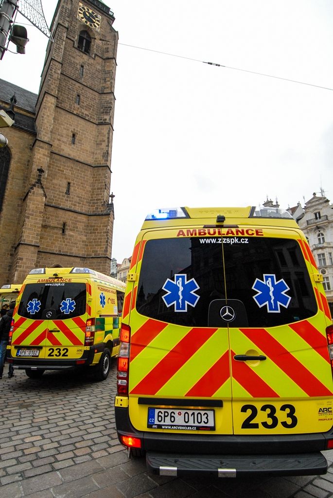 Celkem 21 nových sanitních vozů za necelých 80 milionů korun představila na náměstí Republiky Zdravotnická záchranná služba Plzeňského kraje. Ta pravidelně mění svůj vozový park včetně zdravotnického vybavení, aby zajistila kvalitní a dostupnou péči občanům. Nové sanitky představují její dosud největší obnovu. Na zakoupení vozidel přispěla Evropská unie částkou 61 milionů korun, slavnostního předvedení se zúčastnili primátor města Martin Zrzavecký a zástupci Plzeňského kraje. (foto: 9. 12. 2015)