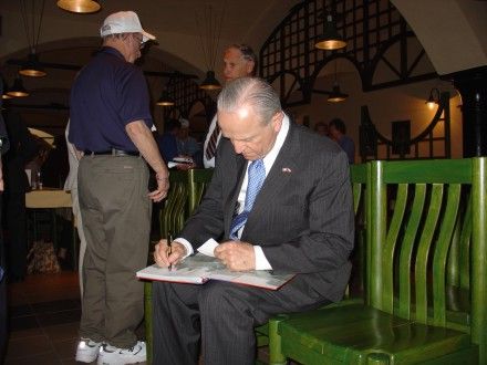 Slavnostního předání medailí ministra obrany ČR veteránům se zúčastnil i ambasador Cabaniss. V průběhu celých oslav se stějně jako ostatní neúnavně podepisoval do různých knih a památníčků.