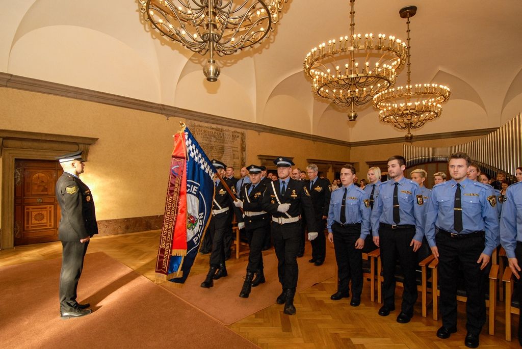 Třináct nových strážníků rozšířilo řady Městské policie Plzeň. V obřadní síni plzeňské radnice převzali z rukou primátora města Martina Zrzaveckého a velitele městské policie Karla Macha osvědčení pro výkon služby a služební odznaky. S přáním úspěšného výkonu služby se připojil i vedoucí odboru bezpečnosti a prevence kriminality magistrátu Aleš Průša. V brzké době se noví strážníci objeví v ulicích města. (foto: 11.12.2015)