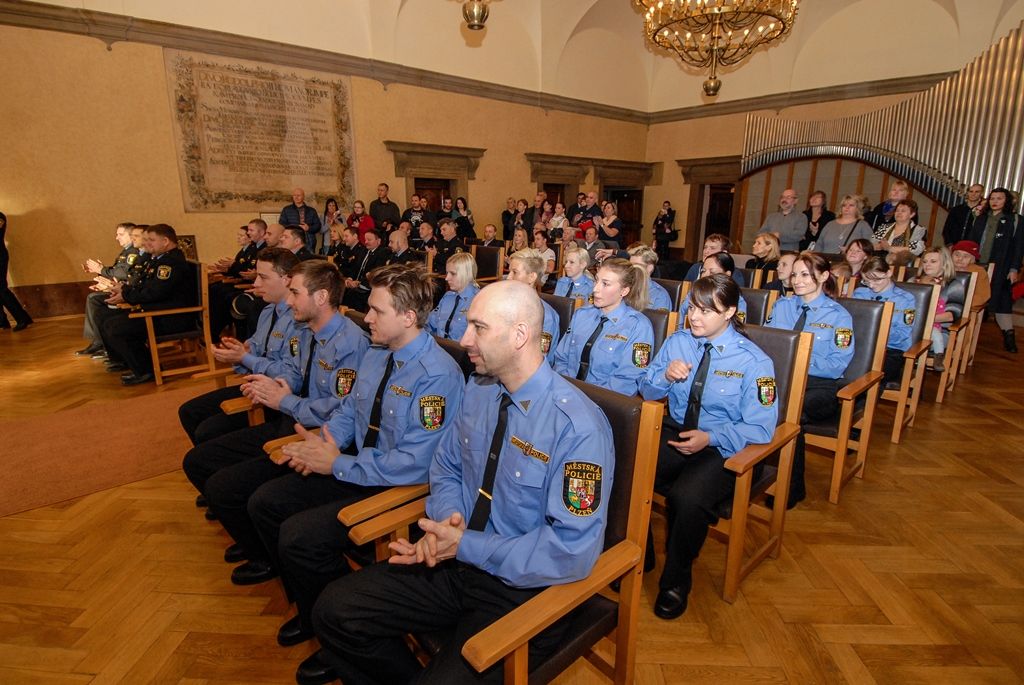 Třináct nových strážníků rozšířilo řady Městské policie Plzeň. V obřadní síni plzeňské radnice převzali z rukou primátora města Martina Zrzaveckého a velitele městské policie Karla Macha osvědčení pro výkon služby a služební odznaky. S přáním úspěšného výkonu služby se připojil i vedoucí odboru bezpečnosti a prevence kriminality magistrátu Aleš Průša. V brzké době se noví strážníci objeví v ulicích města. (foto: 11.12.2015)