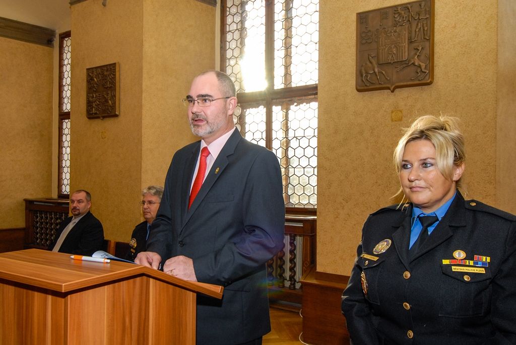 Třináct nových strážníků rozšířilo řady Městské policie Plzeň. V obřadní síni plzeňské radnice převzali z rukou primátora města Martina Zrzaveckého a velitele městské policie Karla Macha osvědčení pro výkon služby a služební odznaky. S přáním úspěšného výkonu služby se připojil i vedoucí odboru bezpečnosti a prevence kriminality magistrátu Aleš Průša. V brzké době se noví strážníci objeví v ulicích města. (foto: 11.12.2015)