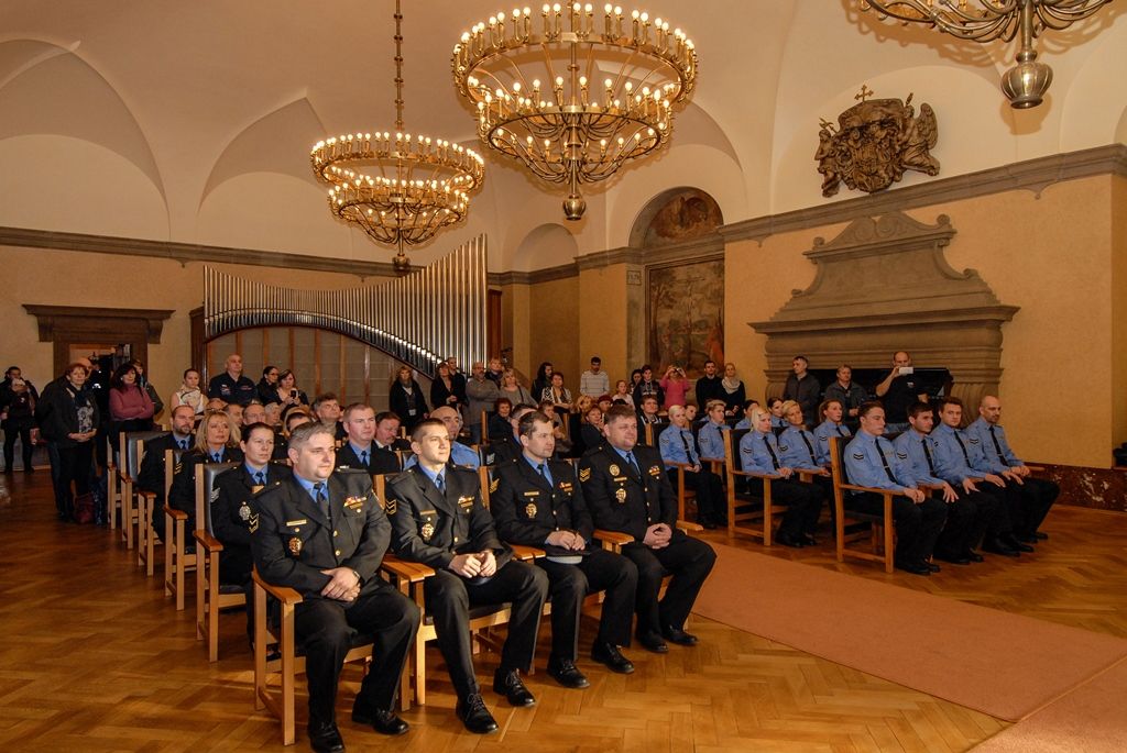 Třináct nových strážníků rozšířilo řady Městské policie Plzeň. V obřadní síni plzeňské radnice převzali z rukou primátora města Martina Zrzaveckého a velitele městské policie Karla Macha osvědčení pro výkon služby a služební odznaky. S přáním úspěšného výkonu služby se připojil i vedoucí odboru bezpečnosti a prevence kriminality magistrátu Aleš Průša. V brzké době se noví strážníci objeví v ulicích města. (foto: 11.12.2015)