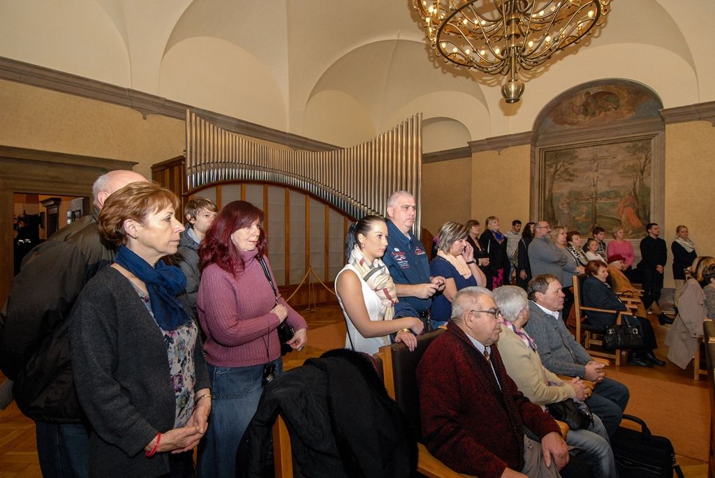Třináct nových strážníků rozšířilo řady Městské policie Plzeň. V obřadní síni plzeňské radnice převzali z rukou primátora města Martina Zrzaveckého a velitele městské policie Karla Macha osvědčení pro výkon služby a služební odznaky. S přáním úspěšného výkonu služby se připojil i vedoucí odboru bezpečnosti a prevence kriminality magistrátu Aleš Průša. V brzké době se noví strážníci objeví v ulicích města. (foto: 11.12.2015)