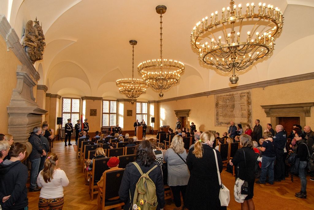 Třináct nových strážníků rozšířilo řady Městské policie Plzeň. V obřadní síni plzeňské radnice převzali z rukou primátora města Martina Zrzaveckého a velitele městské policie Karla Macha osvědčení pro výkon služby a služební odznaky. S přáním úspěšného výkonu služby se připojil i vedoucí odboru bezpečnosti a prevence kriminality magistrátu Aleš Průša. V brzké době se noví strážníci objeví v ulicích města. (foto: 11.12.2015)
