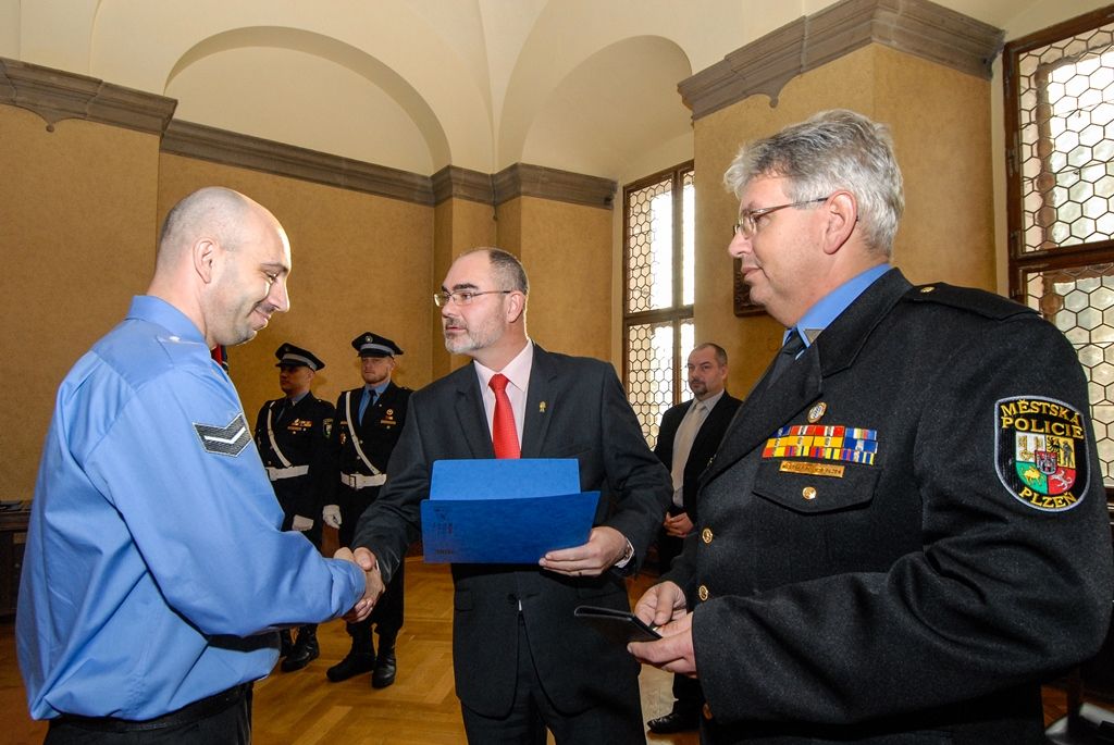 Třináct nových strážníků rozšířilo řady Městské policie Plzeň. V obřadní síni plzeňské radnice převzali z rukou primátora města Martina Zrzaveckého a velitele městské policie Karla Macha osvědčení pro výkon služby a služební odznaky. S přáním úspěšného výkonu služby se připojil i vedoucí odboru bezpečnosti a prevence kriminality magistrátu Aleš Průša. V brzké době se noví strážníci objeví v ulicích města. (foto: 11.12.2015)