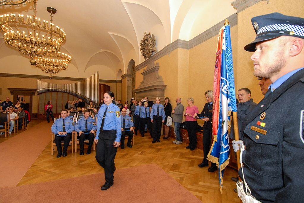 Třináct nových strážníků rozšířilo řady Městské policie Plzeň. V obřadní síni plzeňské radnice převzali z rukou primátora města Martina Zrzaveckého a velitele městské policie Karla Macha osvědčení pro výkon služby a služební odznaky. S přáním úspěšného výkonu služby se připojil i vedoucí odboru bezpečnosti a prevence kriminality magistrátu Aleš Průša. V brzké době se noví strážníci objeví v ulicích města. (foto: 11.12.2015)