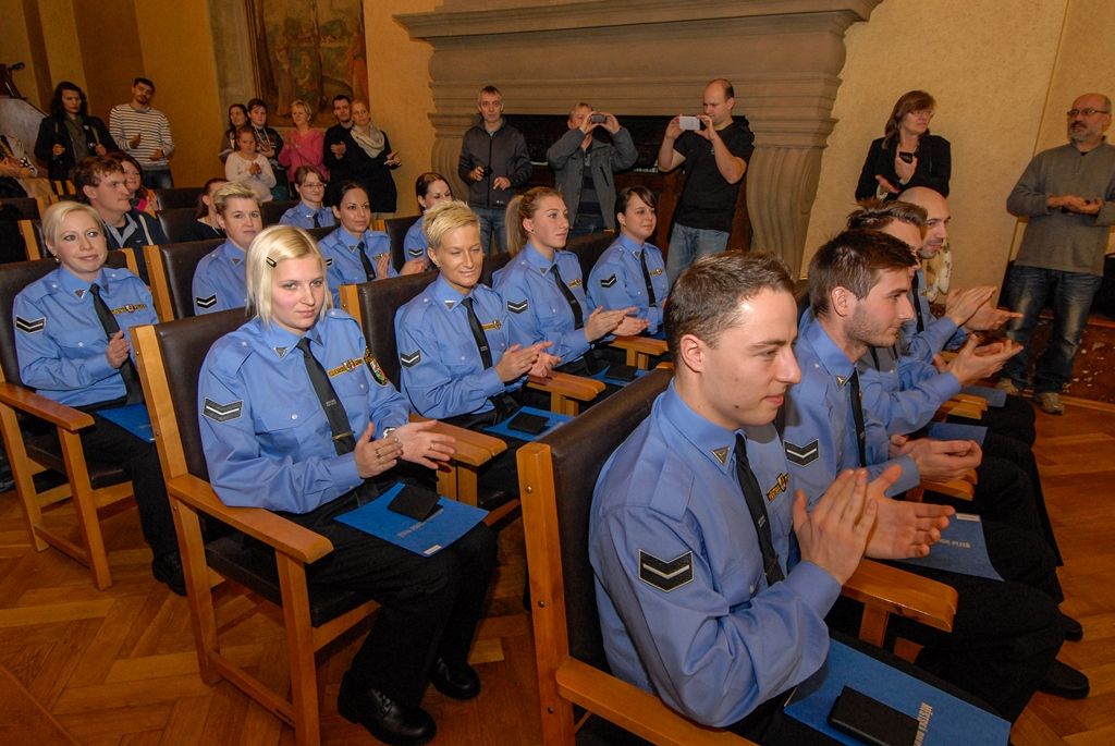 Třináct nových strážníků rozšířilo řady Městské policie Plzeň. V obřadní síni plzeňské radnice převzali z rukou primátora města Martina Zrzaveckého a velitele městské policie Karla Macha osvědčení pro výkon služby a služební odznaky. S přáním úspěšného výkonu služby se připojil i vedoucí odboru bezpečnosti a prevence kriminality magistrátu Aleš Průša. V brzké době se noví strážníci objeví v ulicích města. (foto: 11.12.2015)