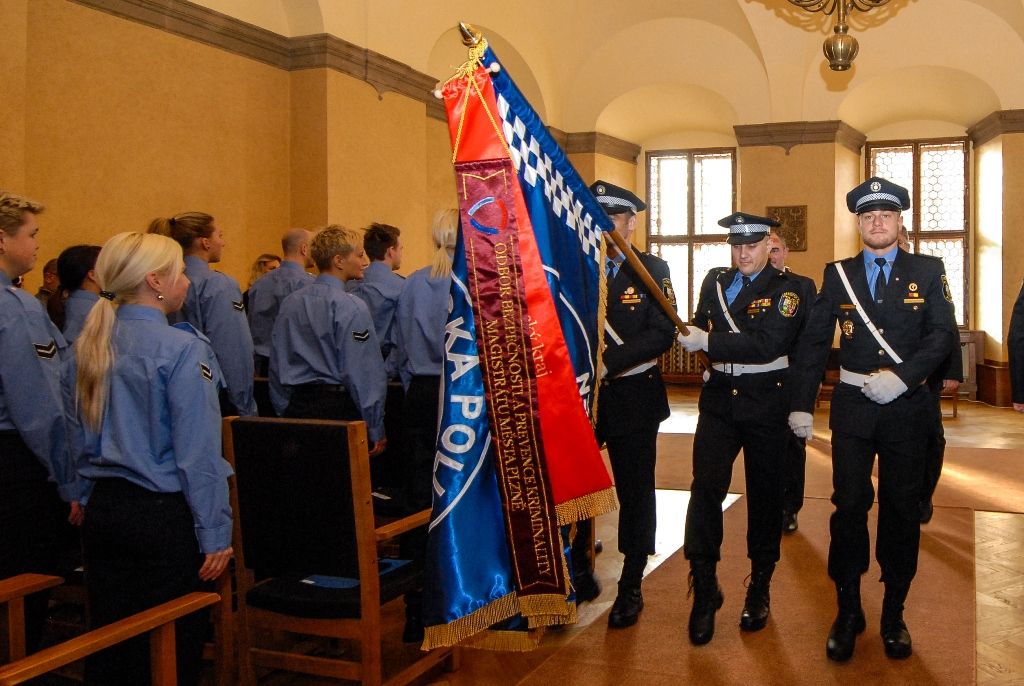 Třináct nových strážníků rozšířilo řady Městské policie Plzeň. V obřadní síni plzeňské radnice převzali z rukou primátora města Martina Zrzaveckého a velitele městské policie Karla Macha osvědčení pro výkon služby a služební odznaky. S přáním úspěšného výkonu služby se připojil i vedoucí odboru bezpečnosti a prevence kriminality magistrátu Aleš Průša. V brzké době se noví strážníci objeví v ulicích města. (foto: 11.12.2015)