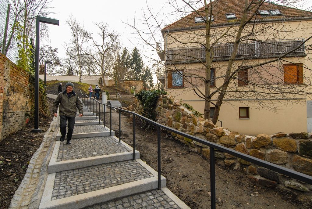 Nové cesty v lokalitě U Ježíška vybudovalo město Plzeň, občanům poslouží žulové chodníky a schodiště na pěším propojení s Mikulášskou ulicí, nový povrch získal i přilehlý prostor před kostelem. Původní stav lokality nevyhovoval z hlediska bezpečnosti chodců, reprezentativnější úpravu si místo vyžádalo i vzhledem k vybudovaným obytným domům a díky atraktivnímu kulturnímu programu v kostele U Ježíška. Náklady stavby jsou vyčísleny na 2,3 milionu korun, na projektu se podílely Městský obvod Plzeň 2 - Slovany a Správa veřejného statku města Plzně. (foto: 11.12.2015)