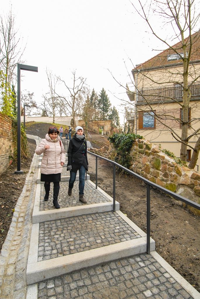 Nové cesty v lokalitě U Ježíška vybudovalo město Plzeň, občanům poslouží žulové chodníky a schodiště na pěším propojení s Mikulášskou ulicí, nový povrch získal i přilehlý prostor před kostelem. Původní stav lokality nevyhovoval z hlediska bezpečnosti chodců, reprezentativnější úpravu si místo vyžádalo i vzhledem k vybudovaným obytným domům a díky atraktivnímu kulturnímu programu v kostele U Ježíška. Náklady stavby jsou vyčísleny na 2,3 milionu korun, na projektu se podílely Městský obvod Plzeň 2 - Slovany a Správa veřejného statku města Plzně. (foto: 11.12.2015)