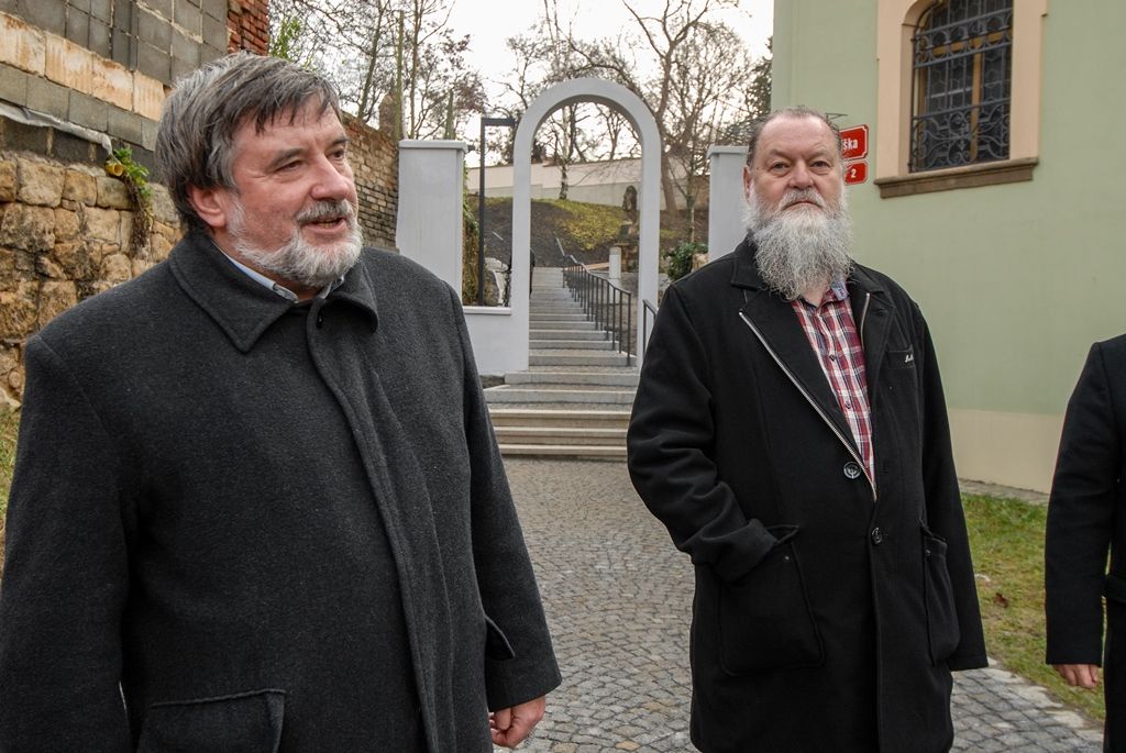 Nové cesty v lokalitě U Ježíška vybudovalo město Plzeň, občanům poslouží žulové chodníky a schodiště na pěším propojení s Mikulášskou ulicí, nový povrch získal i přilehlý prostor před kostelem. Původní stav lokality nevyhovoval z hlediska bezpečnosti chodců, reprezentativnější úpravu si místo vyžádalo i vzhledem k vybudovaným obytným domům a díky atraktivnímu kulturnímu programu v kostele U Ježíška. Náklady stavby jsou vyčísleny na 2,3 milionu korun, na projektu se podílely Městský obvod Plzeň 2 - Slovany a Správa veřejného statku města Plzně. (foto: 11.12.2015)
