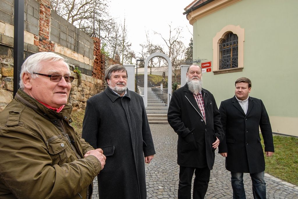 Nové cesty v lokalitě U Ježíška vybudovalo město Plzeň, občanům poslouží žulové chodníky a schodiště na pěším propojení s Mikulášskou ulicí, nový povrch získal i přilehlý prostor před kostelem. Původní stav lokality nevyhovoval z hlediska bezpečnosti chodců, reprezentativnější úpravu si místo vyžádalo i vzhledem k vybudovaným obytným domům a díky atraktivnímu kulturnímu programu v kostele U Ježíška. Náklady stavby jsou vyčísleny na 2,3 milionu korun, na projektu se podílely Městský obvod Plzeň 2 - Slovany a Správa veřejného statku města Plzně. (foto: 11.12.2015)