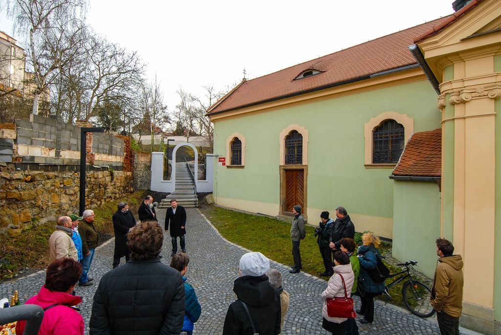 Nové cesty v lokalitě U Ježíška vybudovalo město Plzeň, občanům poslouží žulové chodníky a schodiště na pěším propojení s Mikulášskou ulicí, nový povrch získal i přilehlý prostor před kostelem. Původní stav lokality nevyhovoval z hlediska bezpečnosti chodců, reprezentativnější úpravu si místo vyžádalo i vzhledem k vybudovaným obytným domům a díky atraktivnímu kulturnímu programu v kostele U Ježíška. Náklady stavby jsou vyčísleny na 2,3 milionu korun, na projektu se podílely Městský obvod Plzeň 2 - Slovany a Správa veřejného statku města Plzně. (foto: 11.12.2015)
