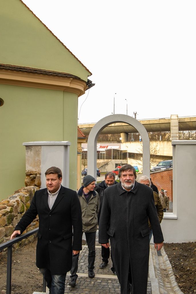 Nové cesty v lokalitě U Ježíška vybudovalo město Plzeň, občanům poslouží žulové chodníky a schodiště na pěším propojení s Mikulášskou ulicí, nový povrch získal i přilehlý prostor před kostelem. Původní stav lokality nevyhovoval z hlediska bezpečnosti chodců, reprezentativnější úpravu si místo vyžádalo i vzhledem k vybudovaným obytným domům a díky atraktivnímu kulturnímu programu v kostele U Ježíška. Náklady stavby jsou vyčísleny na 2,3 milionu korun, na projektu se podílely Městský obvod Plzeň 2 - Slovany a Správa veřejného statku města Plzně. (foto: 11.12.2015)